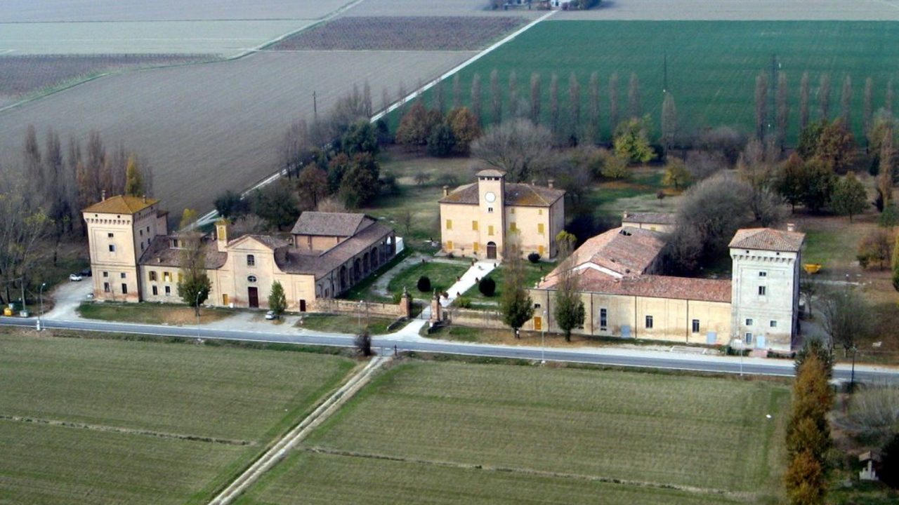 Il progetto di recupero e rifunzionalizzazione del Complesso Monumentale di Villa Ronchi a Crevalcore nasce con l’obiettivo di conservare e valorizzare un bene di pregio storico e architettonico gravemente danneggiato dagli eventi sismici del 2012.