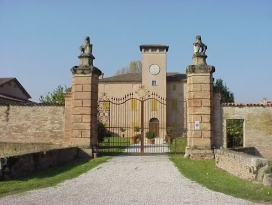 Il progetto di recupero e rifunzionalizzazione del Complesso Monumentale di Villa Ronchi a Crevalcore nasce con l’obiettivo di conservare e valorizzare un bene di pregio storico e architettonico gravemente danneggiato dagli eventi sismici del 2012.